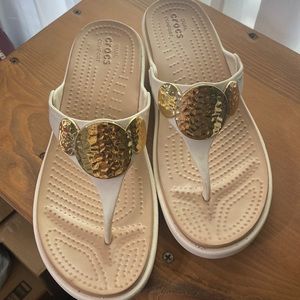 Crocs Women’s Size W8 Sanrah Embellishment Flip Flops Color Oyster/ Gold